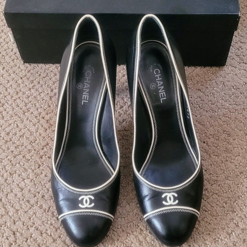 CHANEL VINTAGE CC LOGO 3 1/2" HEEL LEATHER PUMPS BOX PREOWNED RARE FIND